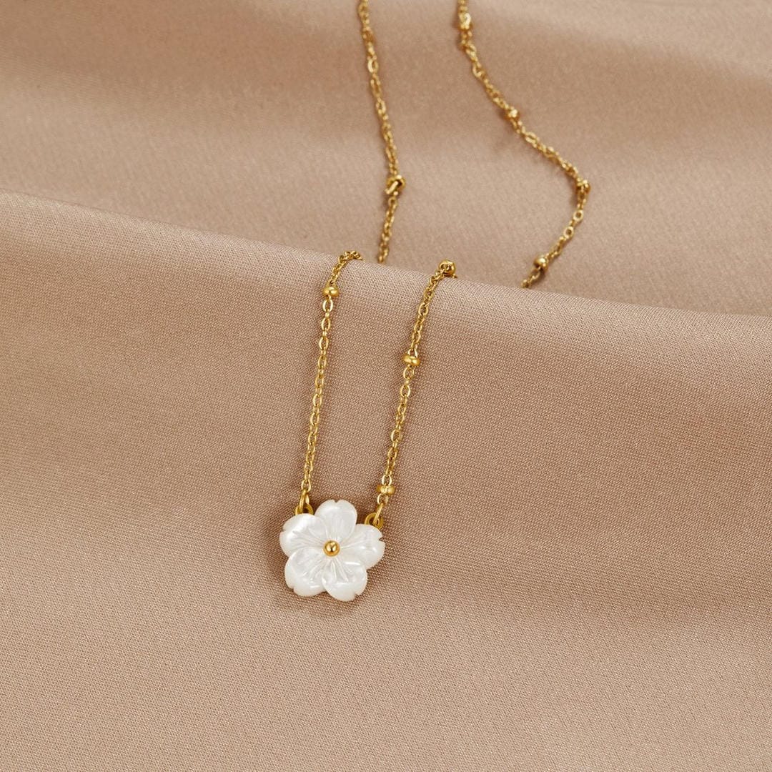 Collar con colgante de flor "Greatness Bloom"