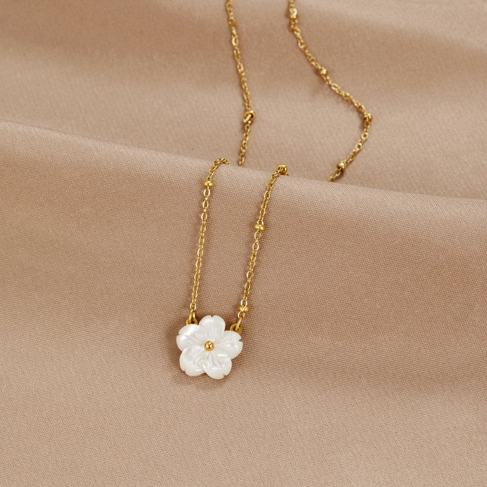 Collar de flores blancas de azahar
