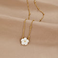 Collar de flores blancas de azahar