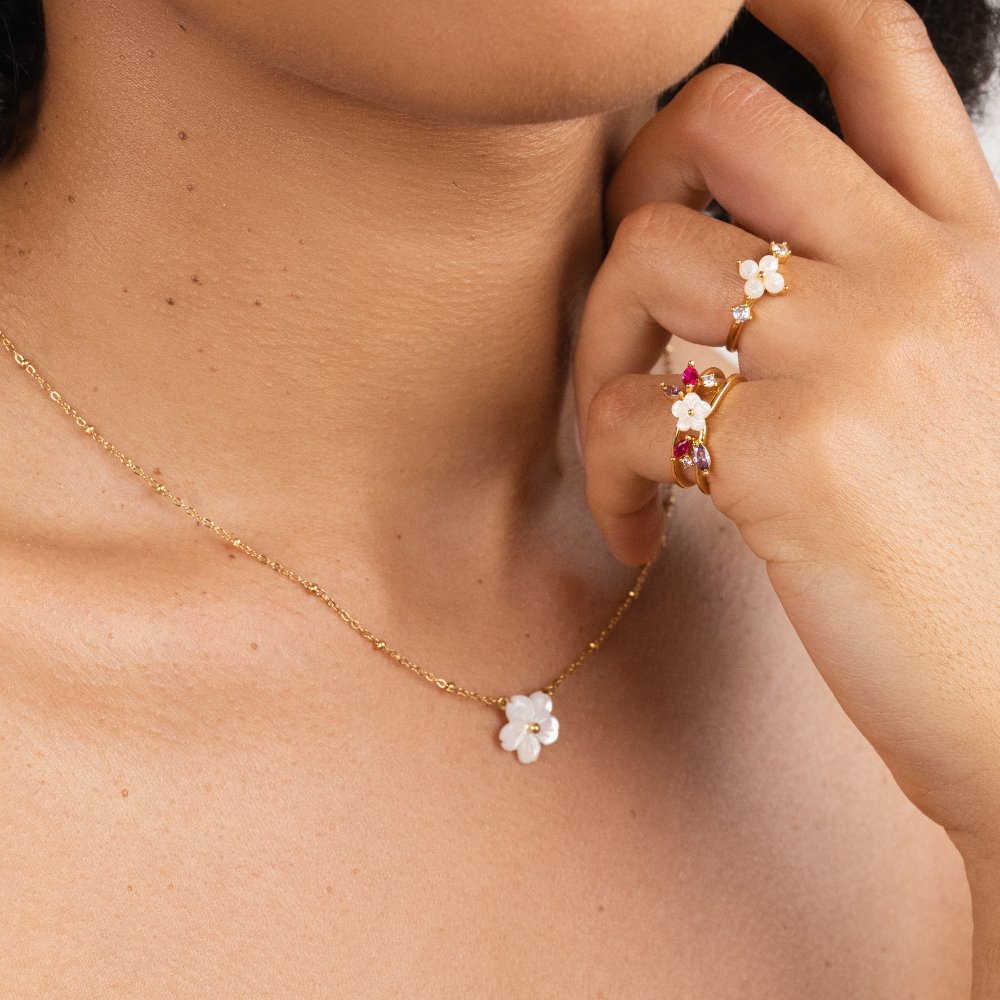 Collar de flores blancas de azahar