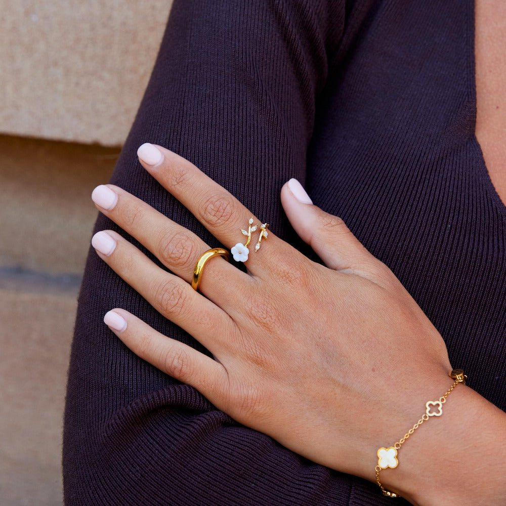 Anillo de flor blanca en la mano de una modelo