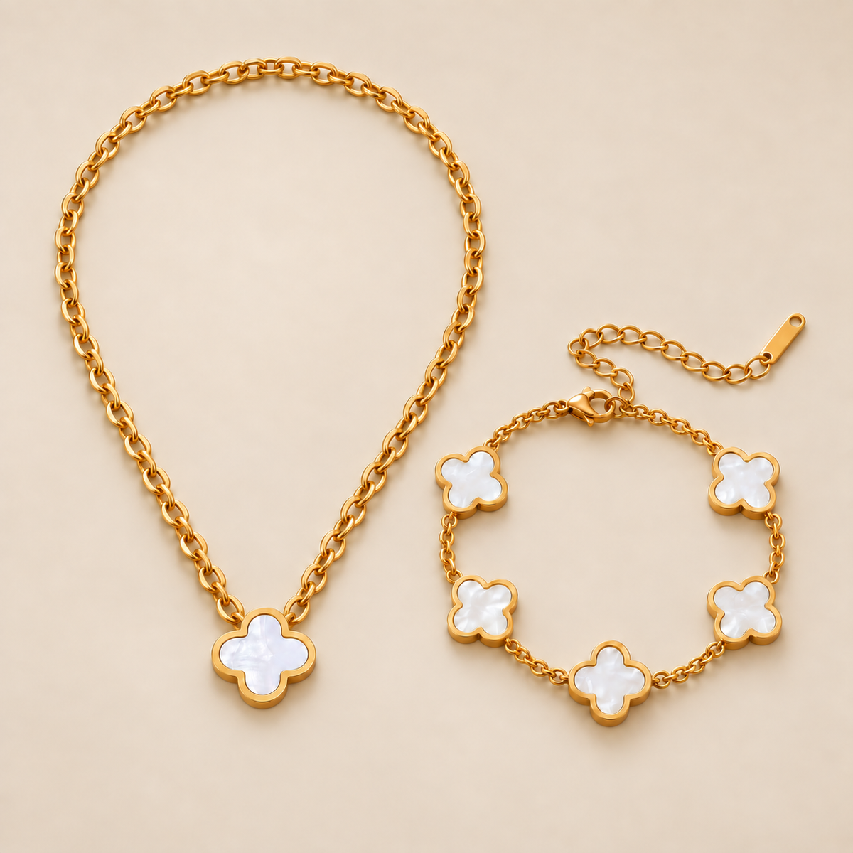 Conjunto de collar y pulsera de trébol blanco sobre fondo crema