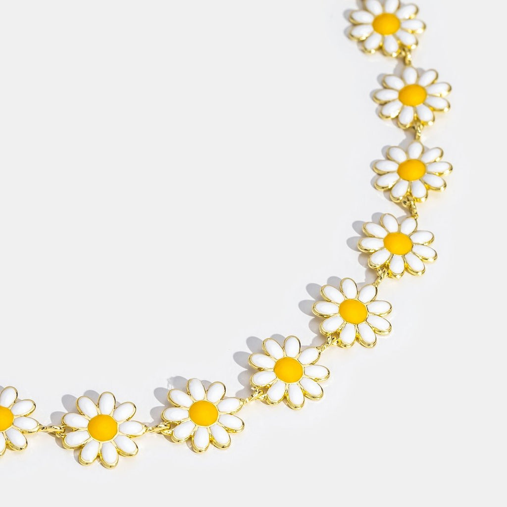 Collar con flor de margarita blanca