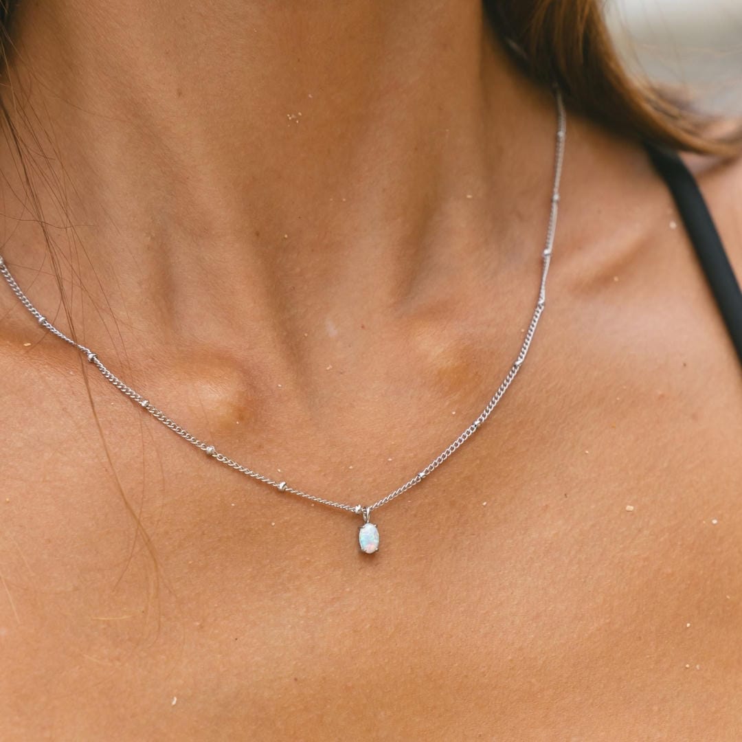 Collar de cuentas doradas con colgante de ópalo