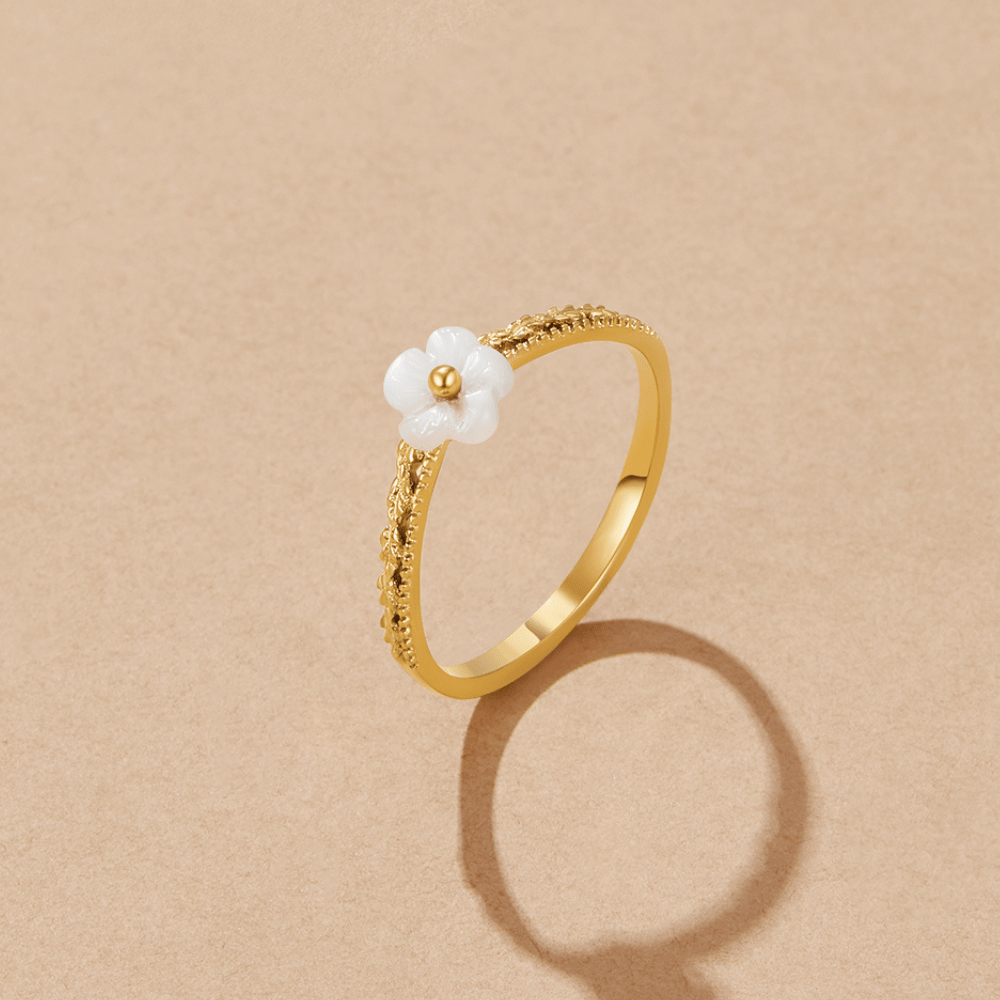 Anillo de Concha Pétalo Blanco