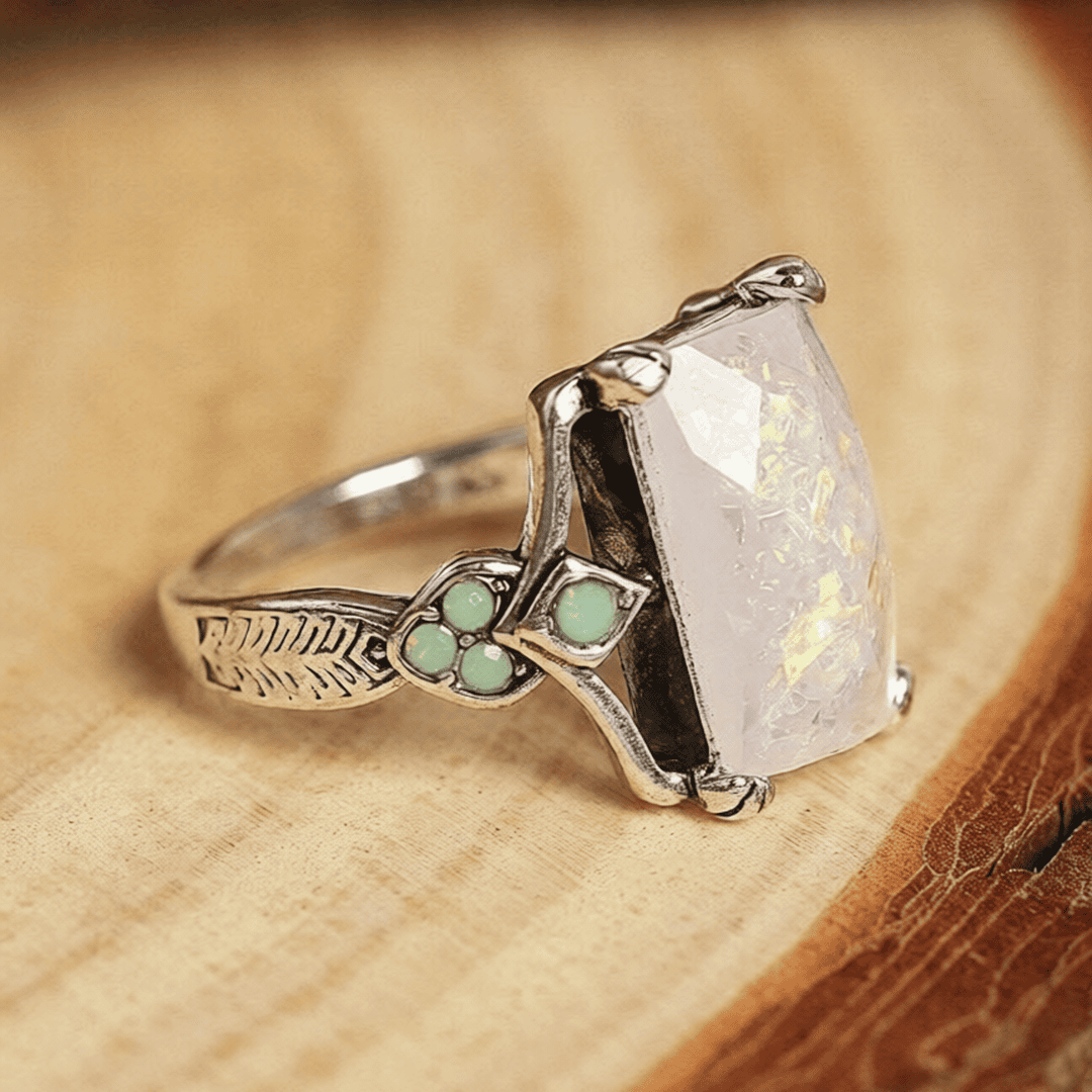 Anillo vintage de plata con ópalo blanco